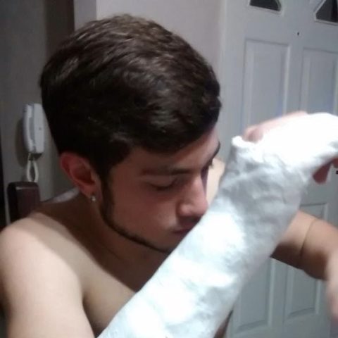 Alejandro en 2016, con la mano enyesada