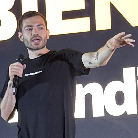 Alejandro hablando en un escenario, hoy