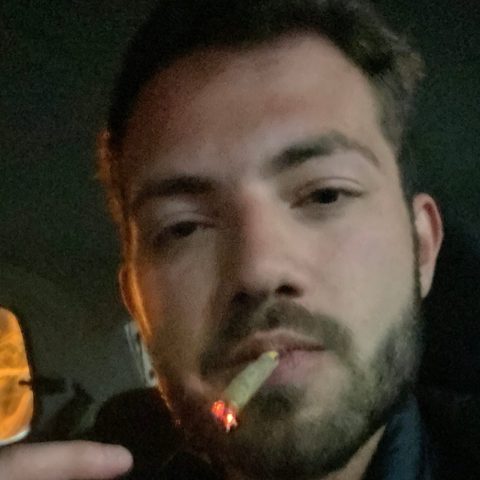Alejandro fumando, en los años de evasión